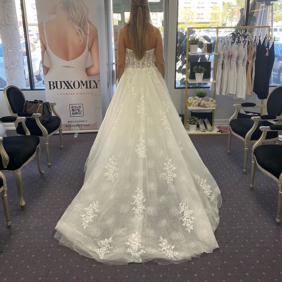 Wedding Dress & Veil - Picture 2 of 11